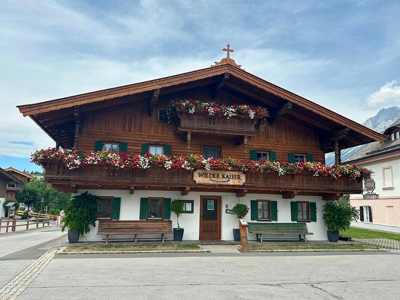 068_Austria_Wilder_Kaiser_Bergdoktor_Wirtshaus.JPG