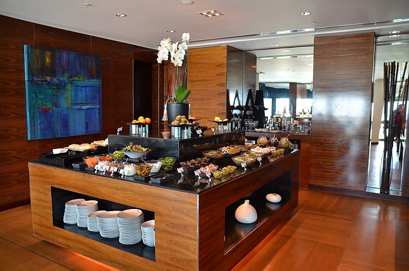 49_The_Ritz_Carlton_Bahrain_Club_Lounge.JPG