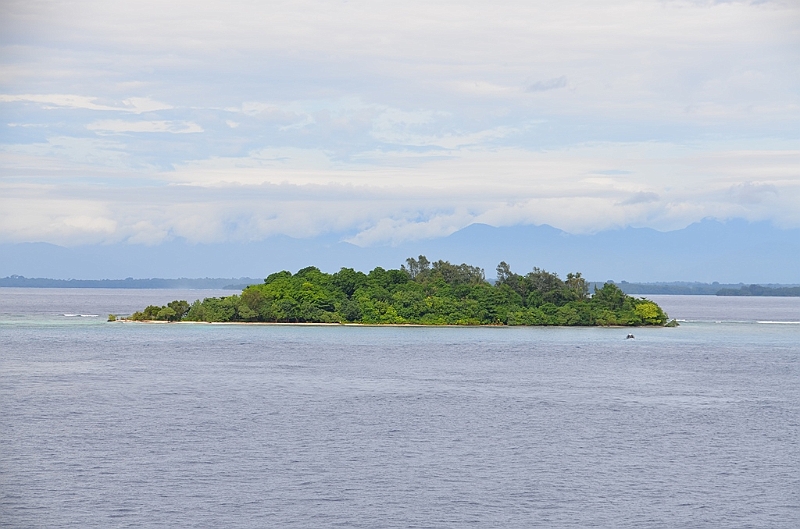 297_Papua_New_Guinea_Pigeon_Island.JPG