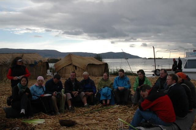 377_Bolivien_Titicacasee_Urosinsel_Gruppe.JPG