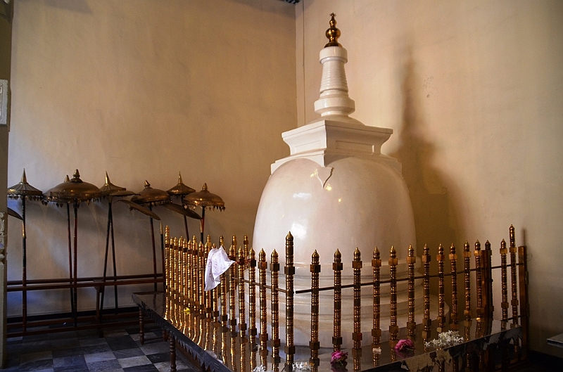 319_Sri_Lanka_Kandy_Temple_of_the_Sacred_Tooth.JPG